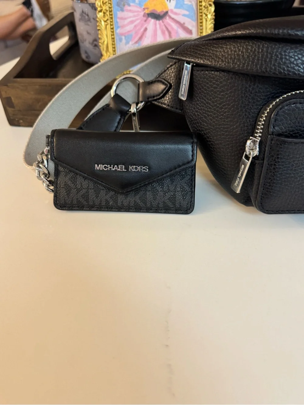 🖤 MICHEAL KORS BLACK LEATHER MAISIE 2 AND 1 SLING PACK BELT BAG!🖤🖤